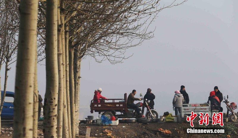 圖為12月1日，104國道靜海縣城附近，104國道靜?？h城附近，高速旁邊形成的黑市。田寶希 攝 圖片