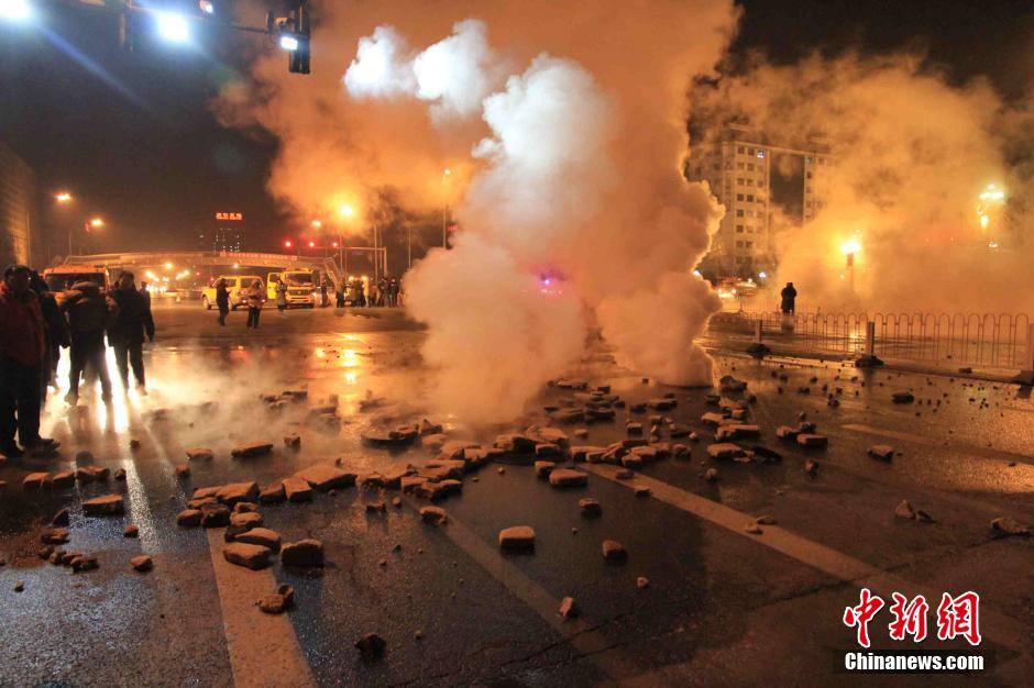 北京東單路口一地下熱力管道發生漏水事故 北京東單路口一地下熱力管道發生漏水事故