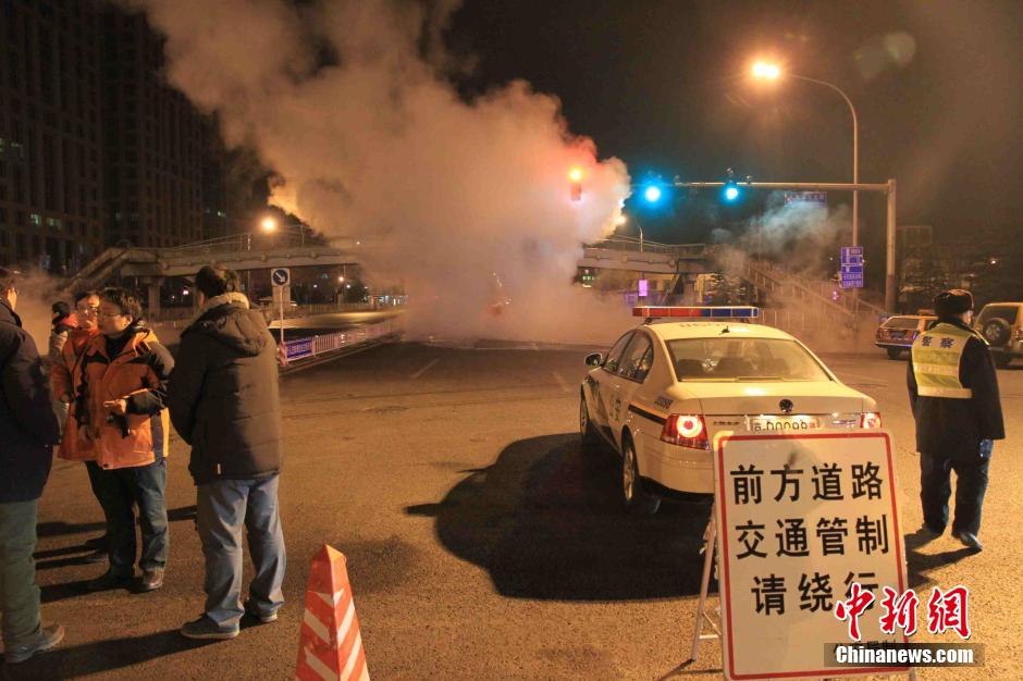 北京東單路口一地下熱力管道發生漏水事故 北京東單路口一地下熱力管道發生漏水事故
