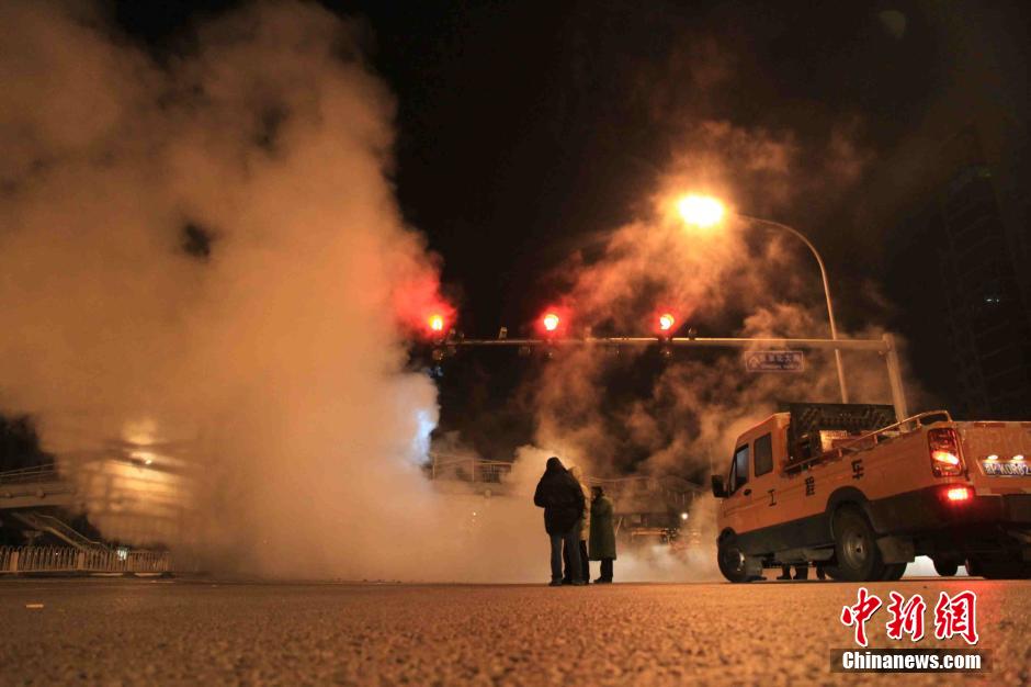 北京東單路口一地下熱力管道發生漏水事故 北京東單路口一地下熱力管道發生漏水事故