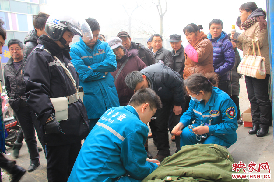 醫(yī)生到現(xiàn)場后,進行簡單的搶救