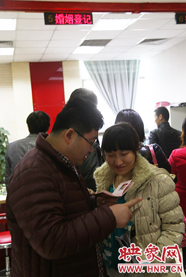 “201413”寓意“愛你一世一生” 鄭州新人扎堆領證 “201413”寓意“愛你一世一生” 鄭州新人扎堆領證