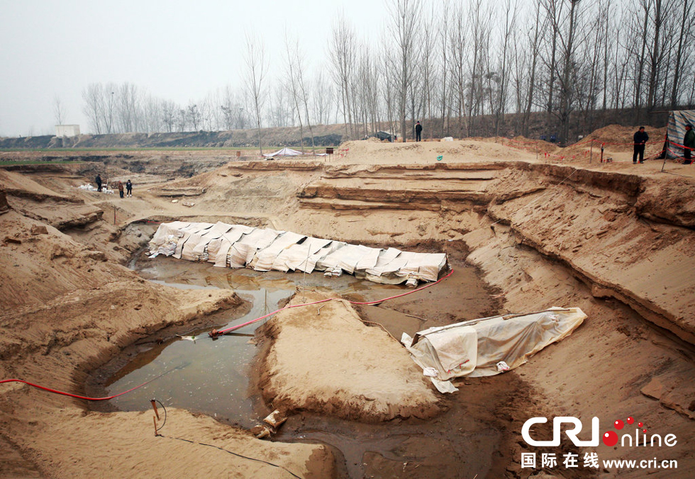 2014年1月6日，河南洛陽古沉船發(fā)掘現(xiàn)場，兩艘古沉船，一艘已經(jīng)挖掘出土，另一艘還有一半埋在沙丘里。