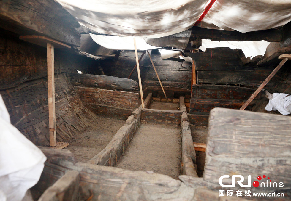 2014年1月6日，河南洛陽古沉船發(fā)掘現(xiàn)場，古沉船頭，船倉內(nèi)部。
