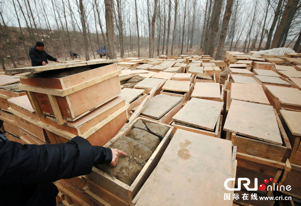 2014年1月6日，河南洛陽古沉船發(fā)掘現(xiàn)場，古船周圍和船上清理出來的青膏泥已被打包入箱。