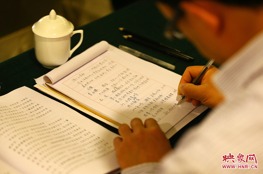 委員認真記錄討論內容 委員認真記錄討論內容