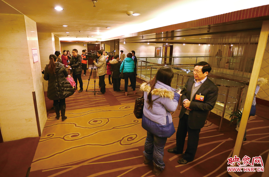 會議間隙,樓道成為記者采訪的主戰場 會議間隙,樓道成為記者采訪的主戰場