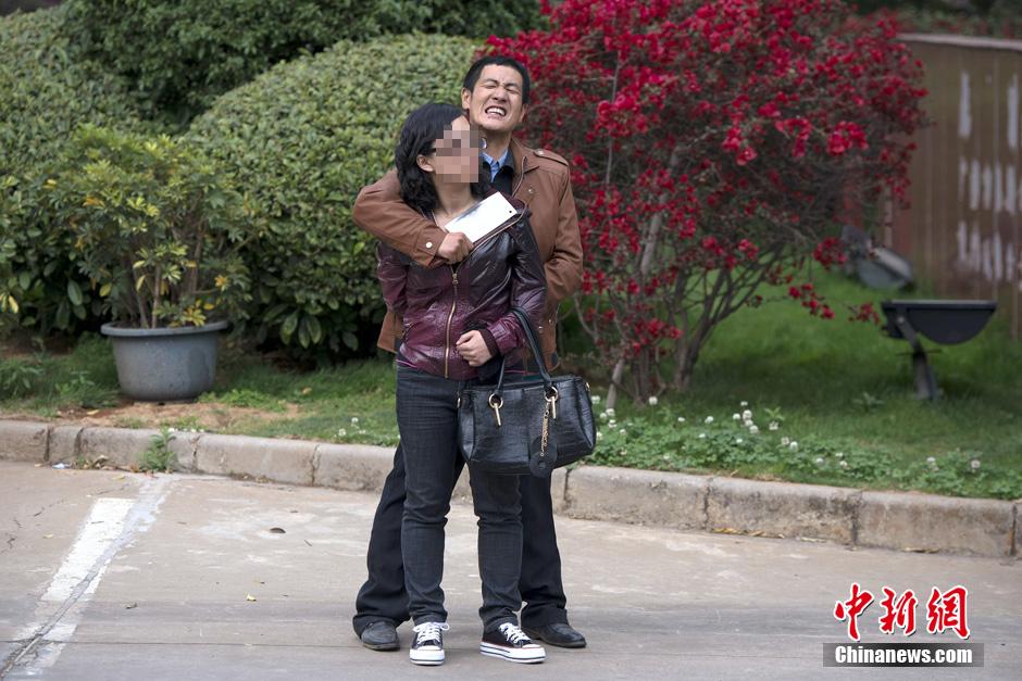 4月8日,劫持者與警方對(duì)峙。 4月8日,劫持者與警方對(duì)峙。