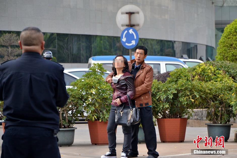 圖為劫持者與警方談判中。 圖為劫持者與警方談判中。