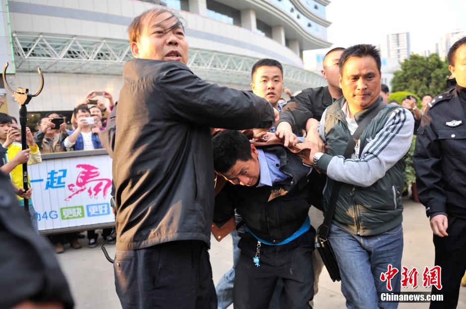 昆明市區(qū)發(fā)生劫持人質(zhì)事件 昆明市區(qū)發(fā)生劫持人質(zhì)事件