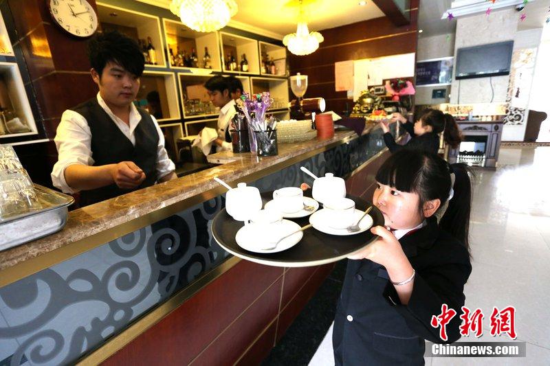 鄭州現袖珍人童話主題餐廳 店員平均身高1.3米 鄭州現袖珍人童話主題餐廳 店員平均身高1.3米