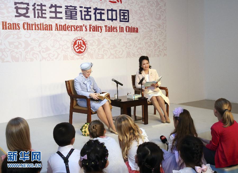 這是彭麗媛和瑪格麗特二世來到兩國孩子們當中，為孩子們朗讀安徒生童話《丑小鴨》選段。