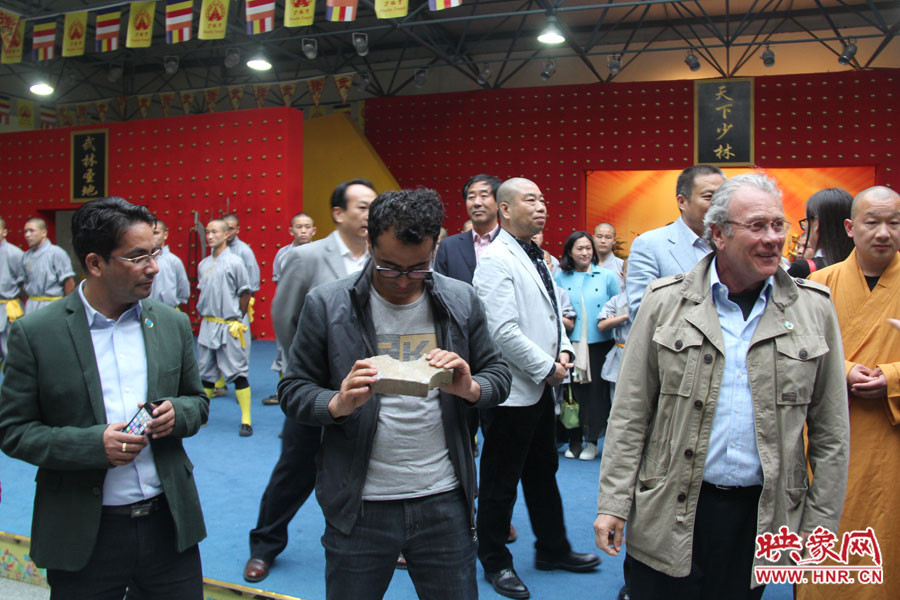 在表演后，外交官查看被表演者劈開(kāi)的磚頭