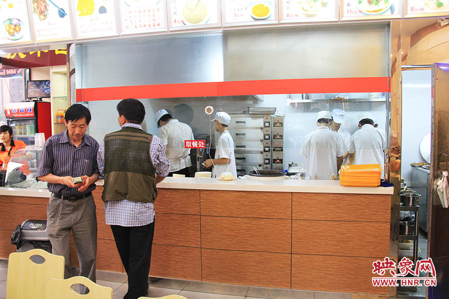 店面仍處于“試營業(yè)”狀態(tài),后廚的設(shè)備嶄新,看起來還算整潔。