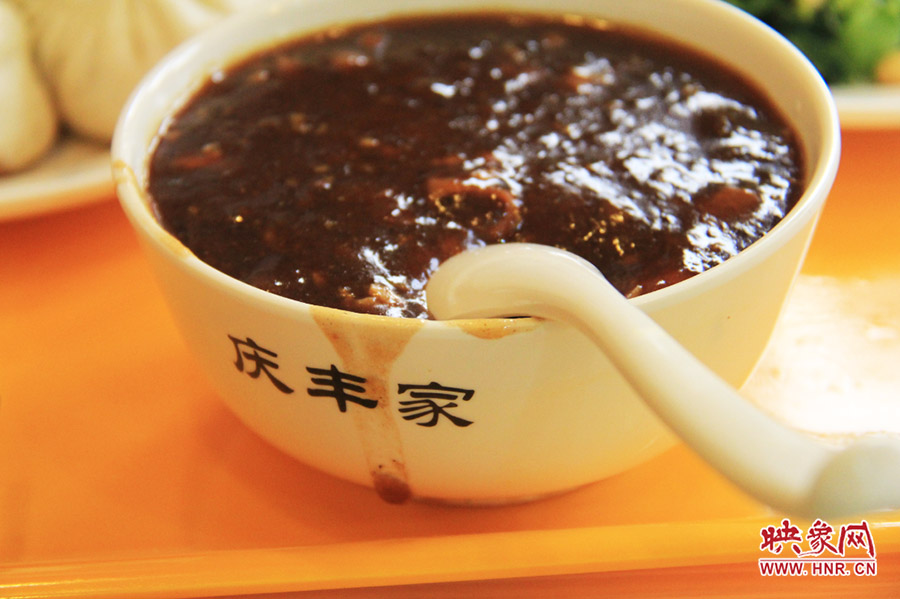 一碗炒肝,看上去也有滋有味。