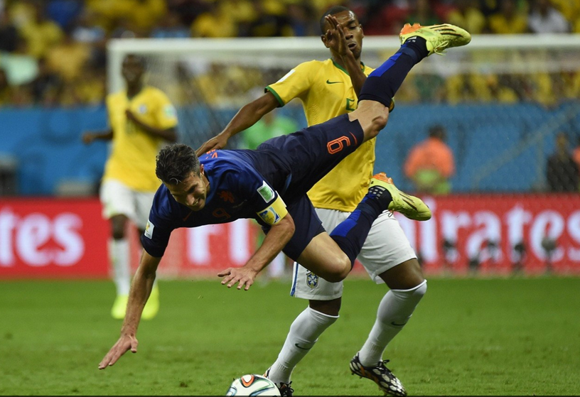 范佩西被掀翻倒地 范佩西被掀翻倒地