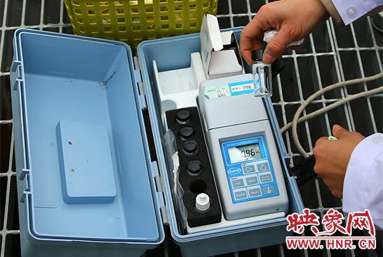 檢驗員正在用儀器檢測水質 檢驗員正在用儀器檢測水質