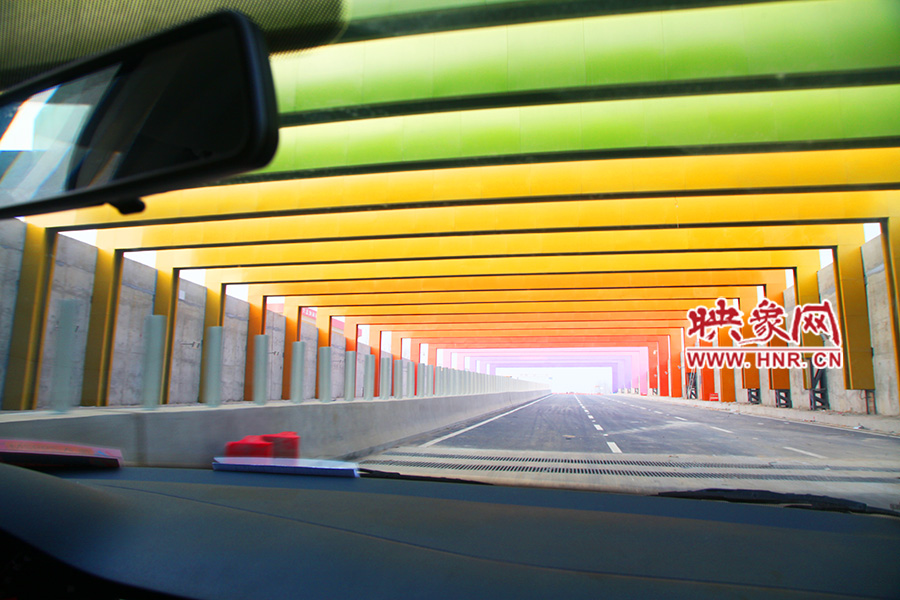 出隧道光線變化由暗到明。