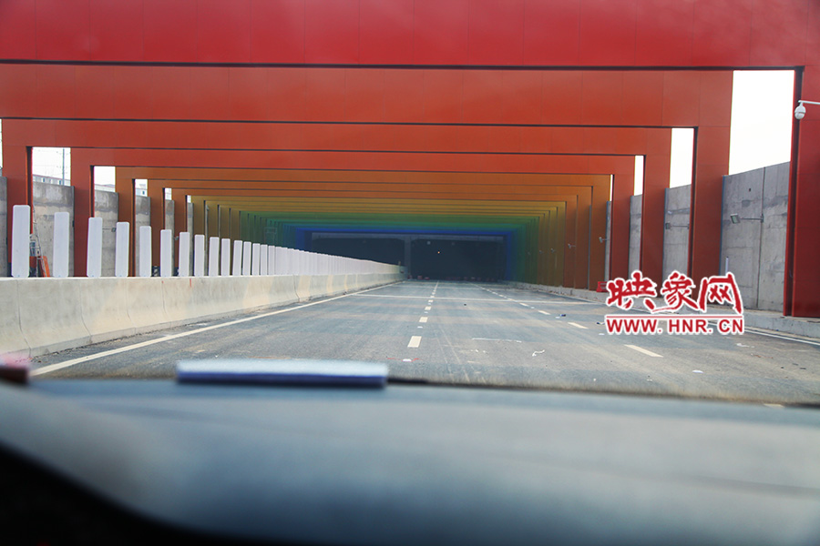 進隧道時，由明到暗。