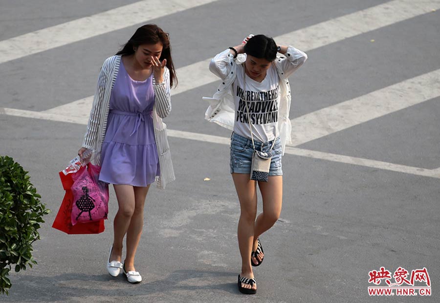 太熱了，還是把頭發扎起來