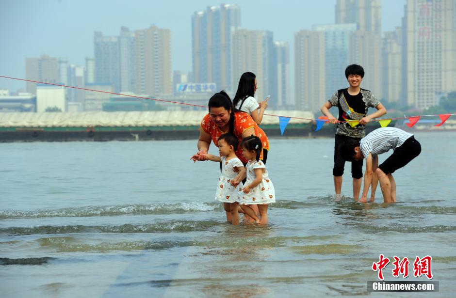 江武漢關水位超過25米“設防線” 民眾江邊戲水 江武漢關水位超過25米“設防線” 民眾江邊戲水