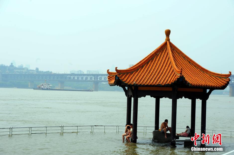 江武漢關水位超過25米“設防線” 民眾江邊戲水 江武漢關水位超過25米“設防線” 民眾江邊戲水