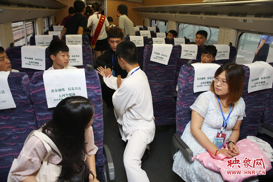 6月26日,首發的鄭焦動車上,焦作的名片之一——太極拳表演 6月26日,首發的鄭焦動車上,焦作的名片之一——太極拳表演