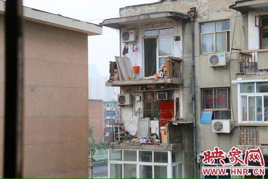 樓上多處陽臺出現裂縫,隨時有掉落危險 樓上多處陽臺出現裂縫,隨時有掉落危險