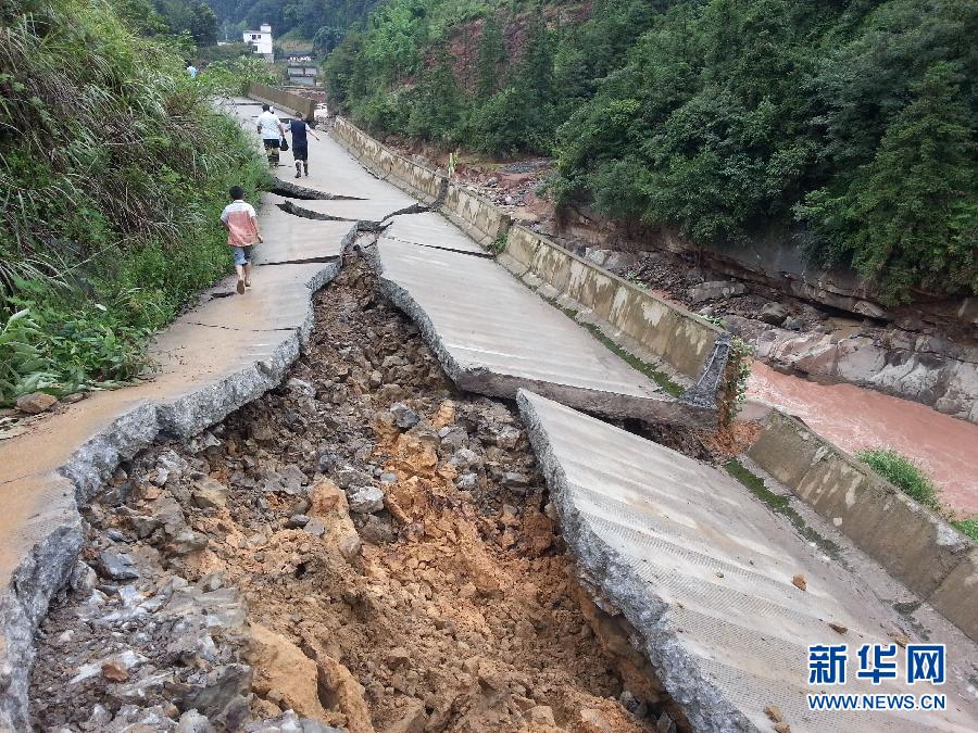 四川省瀘州市敘永縣白臘苗族鄉的一條公路被山洪沖壞