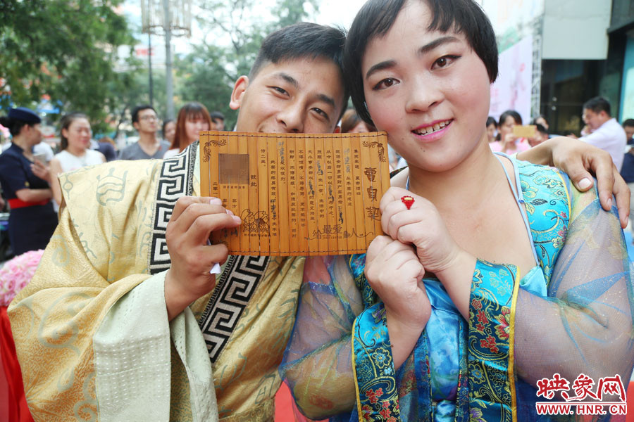一對兒情侶現場展示“賣身契”內容。