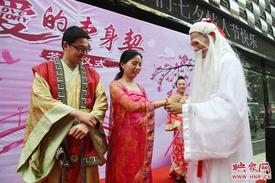 “月老”為每對情侶綁定“愛你一輩子”情侶手鏈。