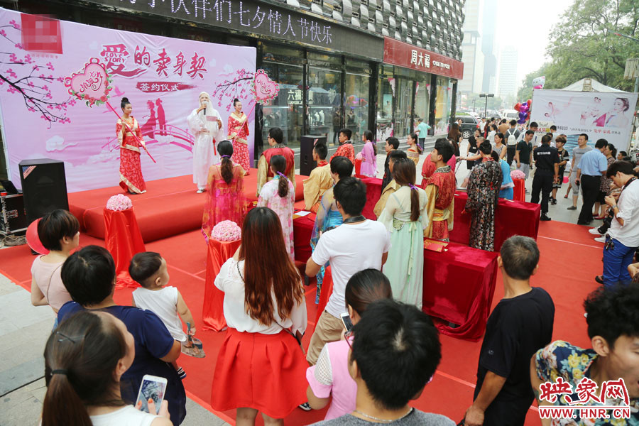 活動現場，聚集了大量圍觀群眾。