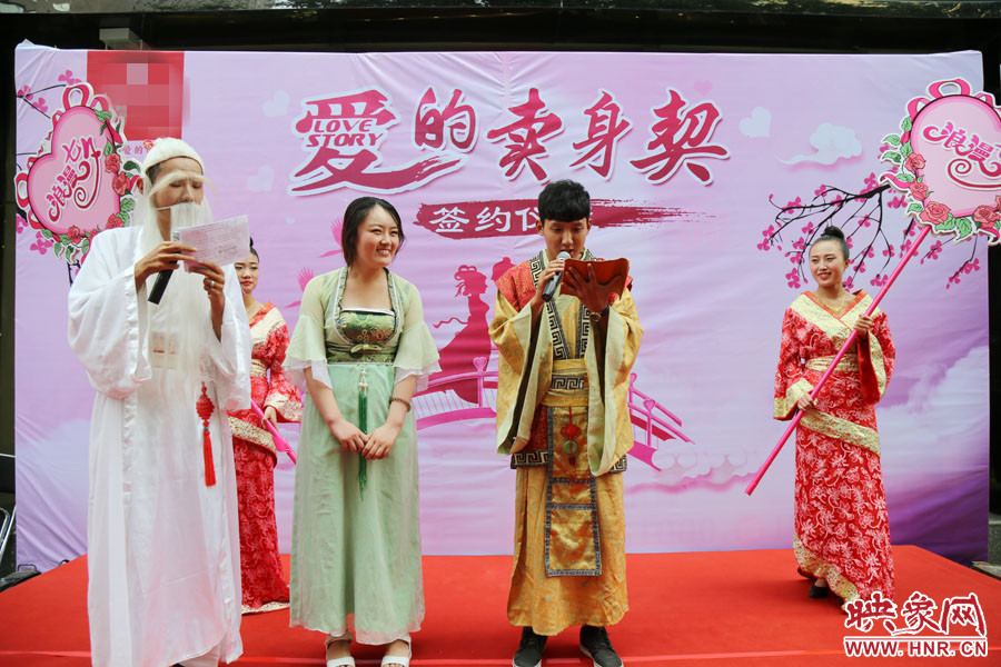 男子現場宣讀“賣身契”的內容，讓大家作證。