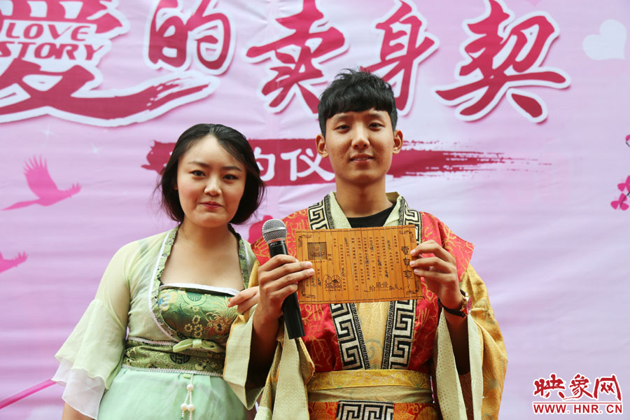 現場的8名男子異口同聲地表示，如違反此契約，可以接受處以極刑。