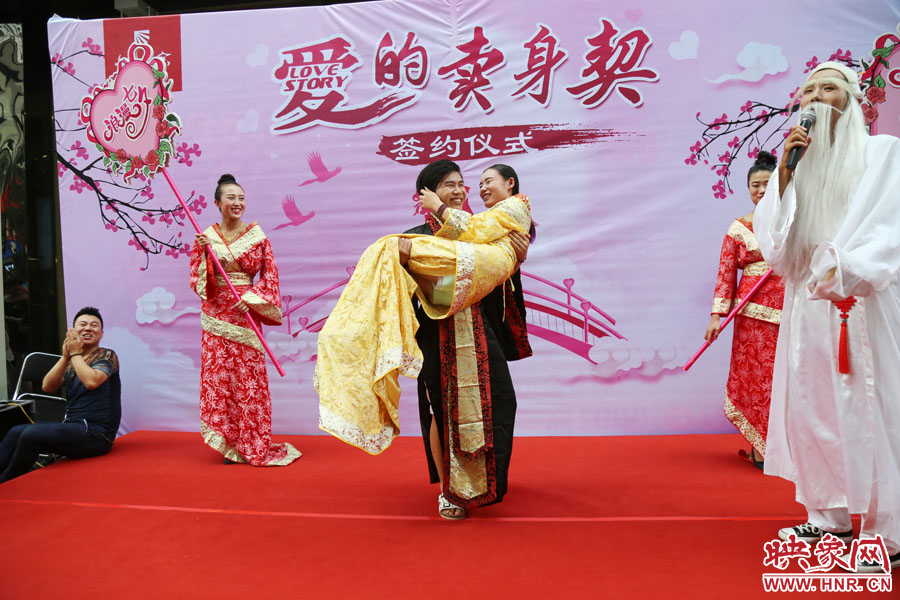 一名男子將女友抱起。