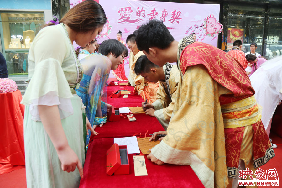 在“月老”的見證下，8名男子簽下代表真摯愛情的“賣身契”。