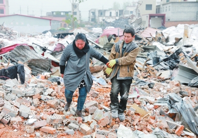 腳下是曾經的公司,王琳夫婦內心十分悲痛 腳下是曾經的公司,王琳夫婦內心十分悲痛