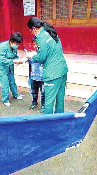 醫護人員救助受傷的小樂 資料圖 醫護人員救助受傷的小樂 資料圖