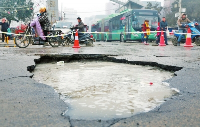 　路面陷了個大坑，下面是自來水公司的主管道。