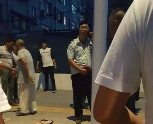 網(wǎng)傳商販與執(zhí)法城管發(fā)生爭(zhēng)執(zhí) 持刀捅傷2城管