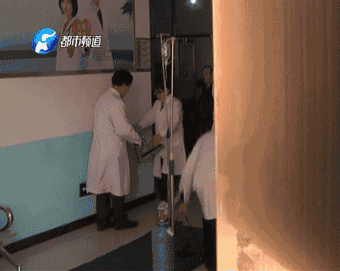 老人心跳驟停 醫生跪地施救