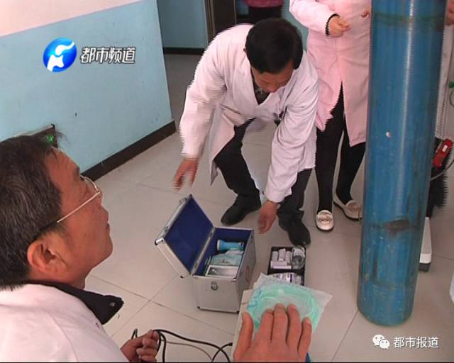 老人心跳驟停 醫生跪地施救