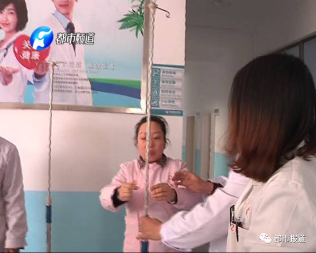 老人心跳驟停 醫生跪地施救