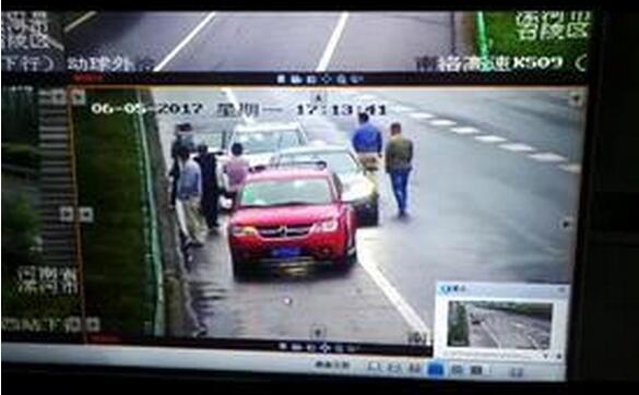 司機在高速應急車道停車小便 被記6分罰款200元