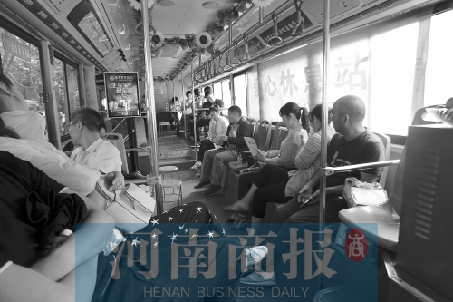 高考家長坐公交“討彩頭” 網友提醒:“別坐985路” 為啥?