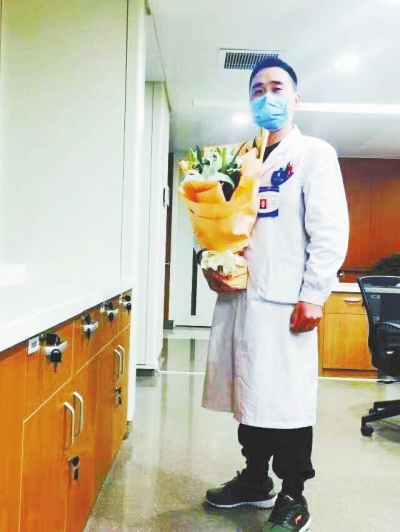 王運明時常收到患者送來的花束,談起救人,他說都是身為醫生應該做的。