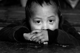 湖南鳳凰村小學四面透風 留守兒童雙手生凍瘡 湖南鳳凰村小學四面透風 留守兒童雙手生凍瘡