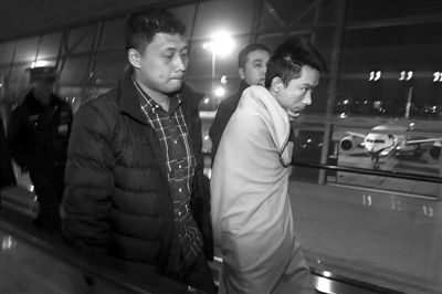 昨日，首都機場，跨國綁架勒索團伙首犯中國籍男子奚某被押解回國。新京報記者 尹亞飛 攝