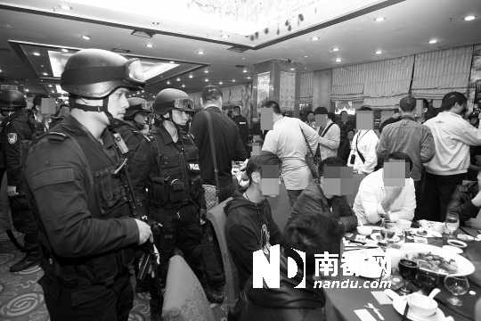 手持微沖、身穿防彈背心的警員進入酒樓進行調查。深圳警方供圖