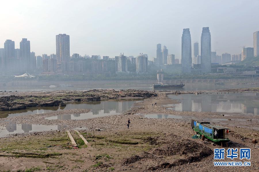 長(zhǎng)江重慶段水域大片江灘裸露(5月4日攝)。